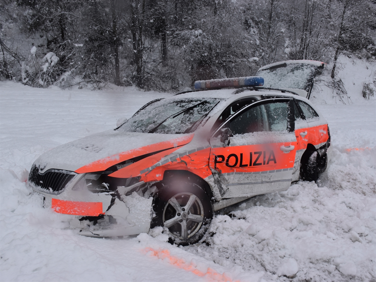 Das total beschädigte Polizeiauto neben der Strasse