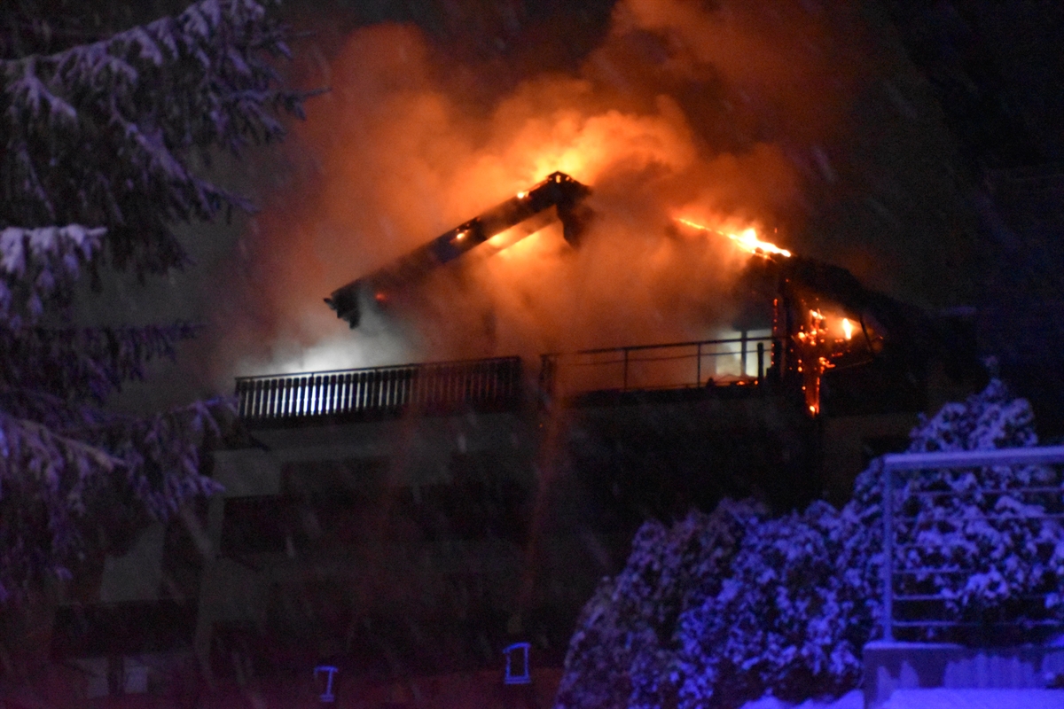 Brennendes Haus in der Nacht