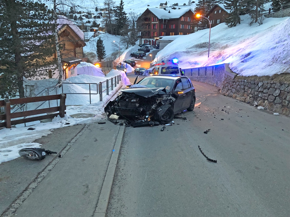 Total beschädigtes Auto nach der Kollision mit der Stützmauer