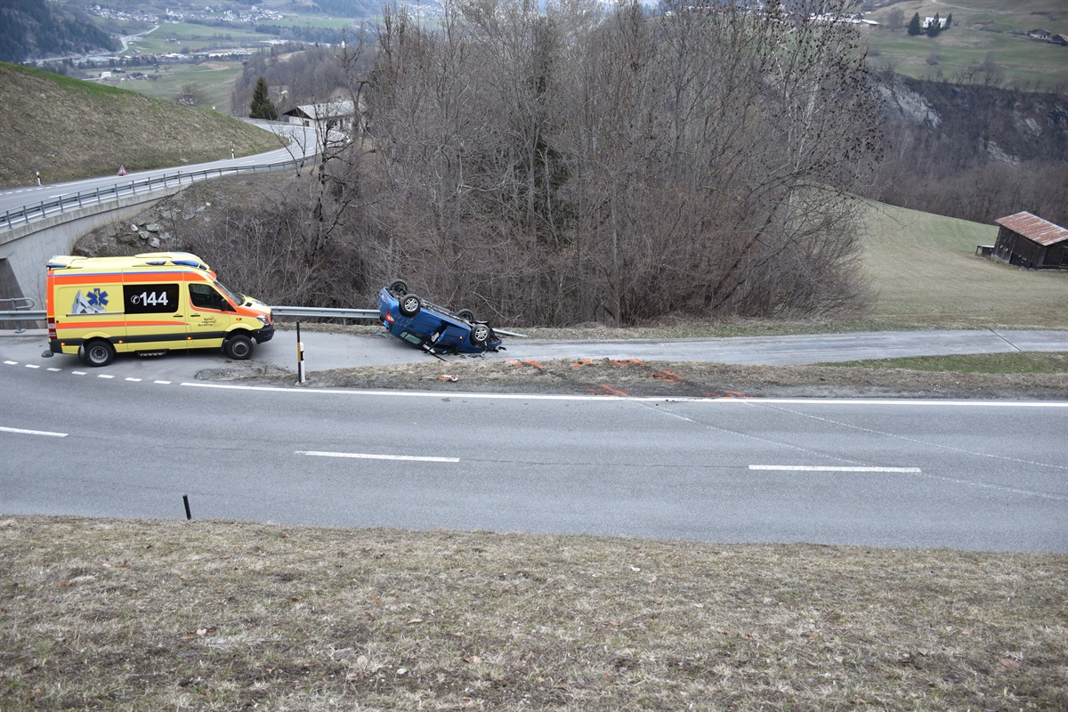 Unfallauto liegt auf dem Dach auf einem Feldweg
