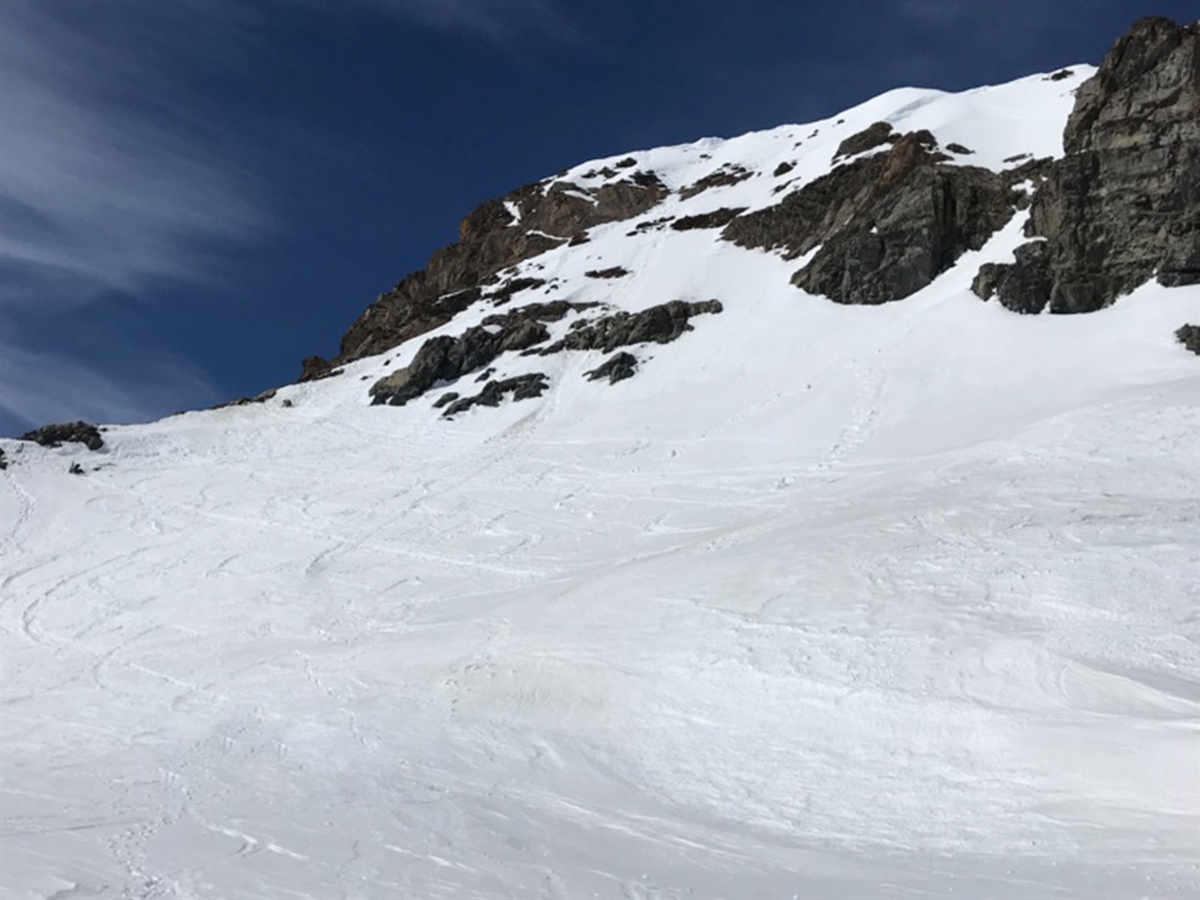 Sicht auf den Piz Grialetsch mit der Rutschspur der Verunfallten