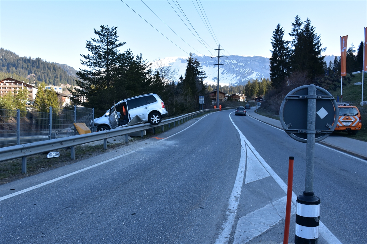 Das beschädigte Auto steht auf der Leitplanke, die Front von der Strasse abgewandt.