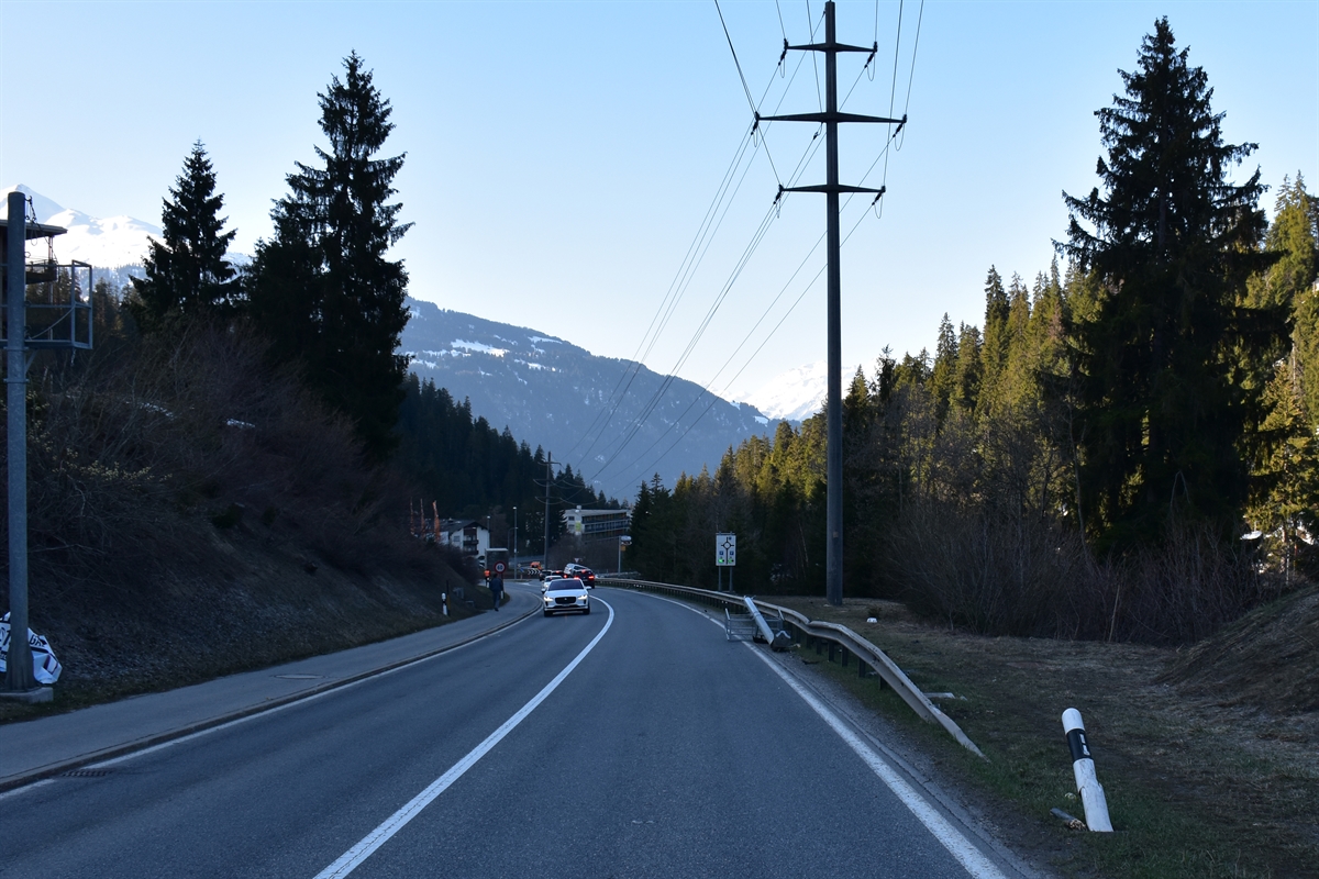 Die H19, rechts die beschädigte Leitplanke sowie der umgefahrene Masten des Werbebanners. Weit im Hintergrund das Auto auf der Leitplanke.