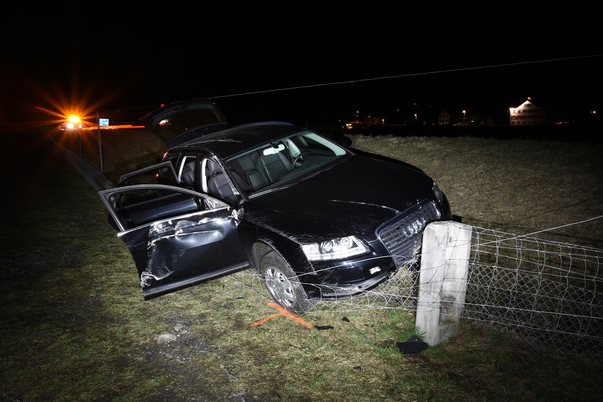 Das an der rechten Seite sowie frontal beschädigte Auto steht, mit der Front an einem Betonsockel, in einer seitlichen Böschung der A28