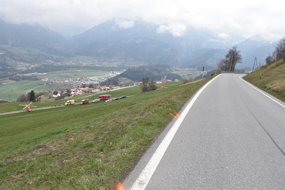 Sicht der Ausser-Heinzenberg-Strasse talwärts in Richtung Thusis mit Örtlichkeit, an der die Lenkerin neben die Strasse geriet.