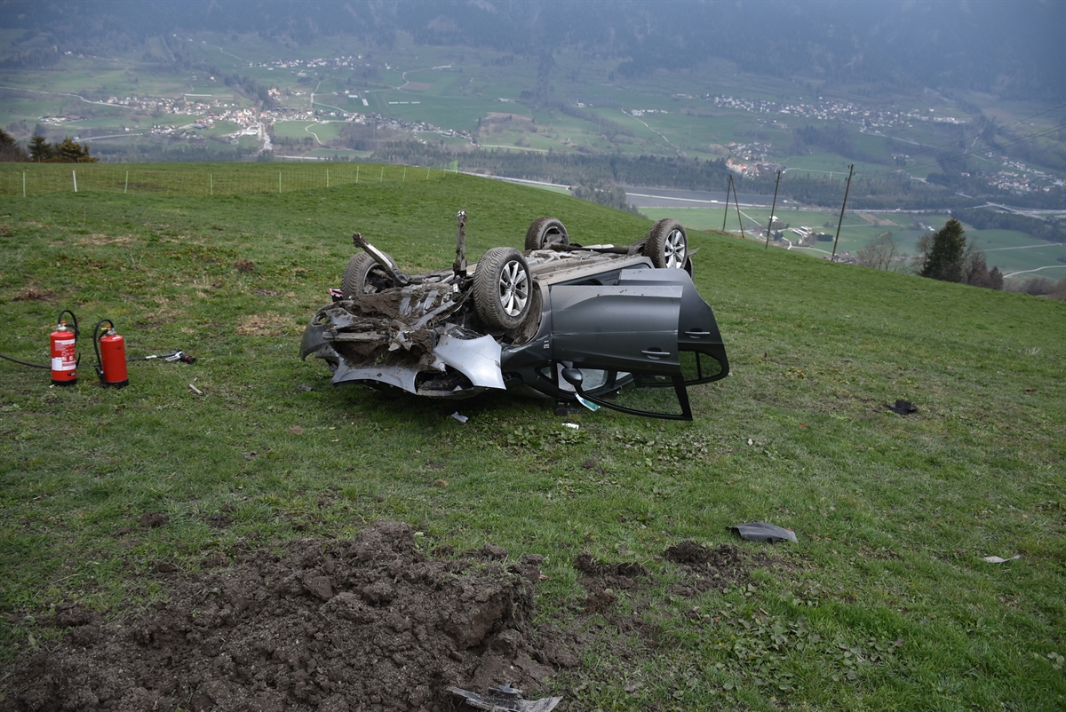 Auf dem Dach liegendes Auto, total beschädigt.