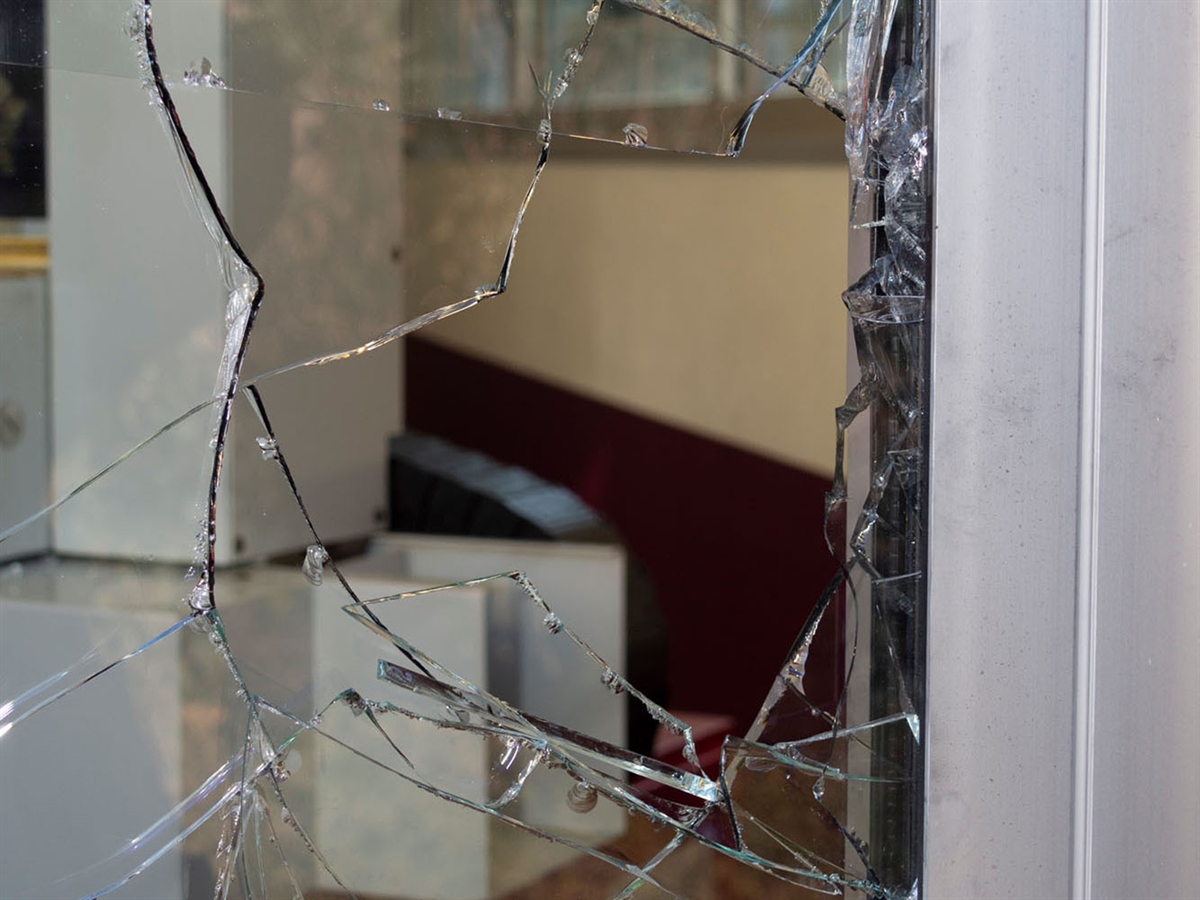 Eingeschlagenes Fenster bei einem Einbruchobjekt