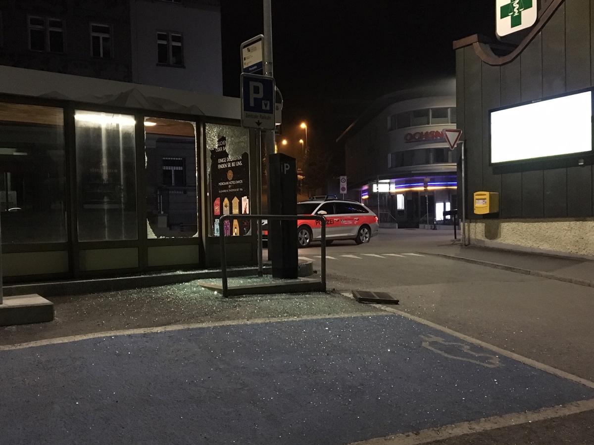 Sachbeschädigungen beim Bushaltestellenhäuschen