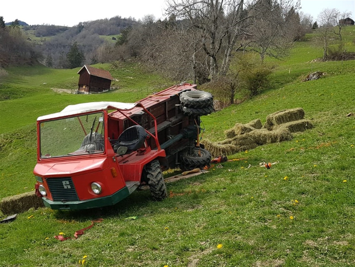 Aufnahme von vorne mit dem Fahrzeug in Endlage und abgeworfenen Strohballen.