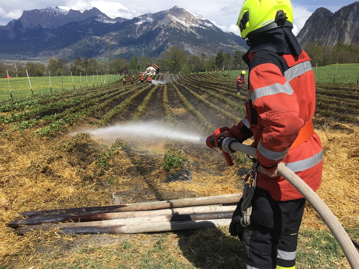 Einsatzkräfte Feuerwehr Calanda bei den Löscharbeiten