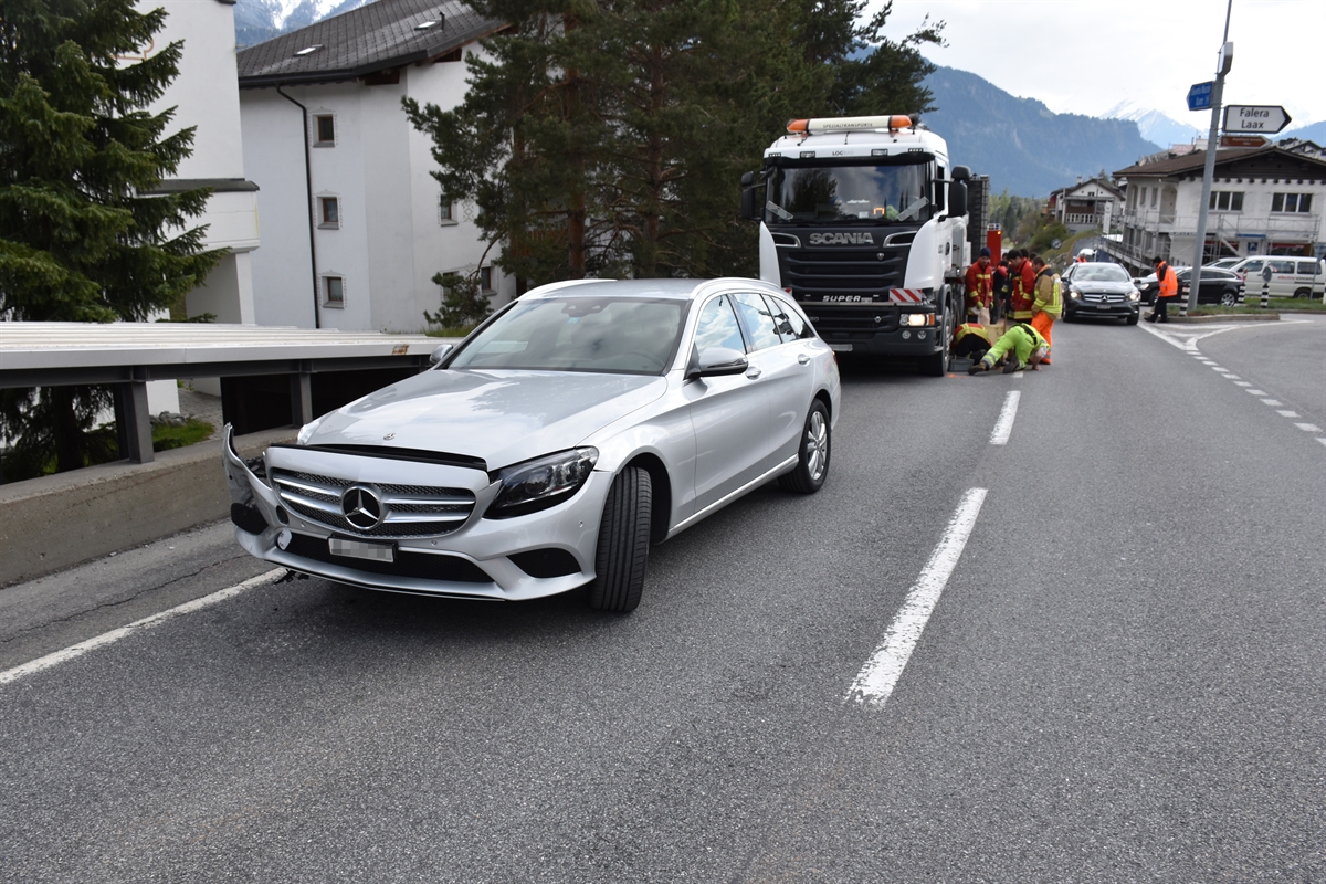 Das an der Front beschädigte Auto, dahinter das Sattelmotofahrzeug. Beim Sattelmotofahrzeug sind einige Feuerwehrleute, welche das ausgelaufene Oel binden.