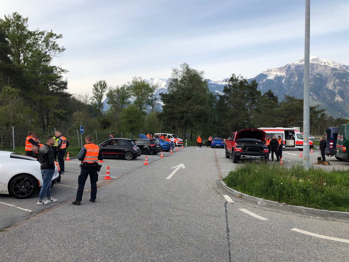 Diverse auf dem Rastplatz stehende Autos sowie die eingesetzten Kräfte. 