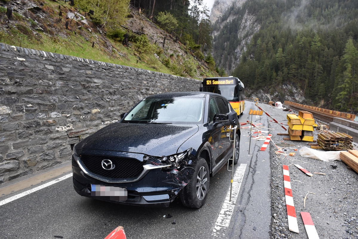 Das durch die Kollision mit der Baustellenabschrankung beschädigte Fahrzeug