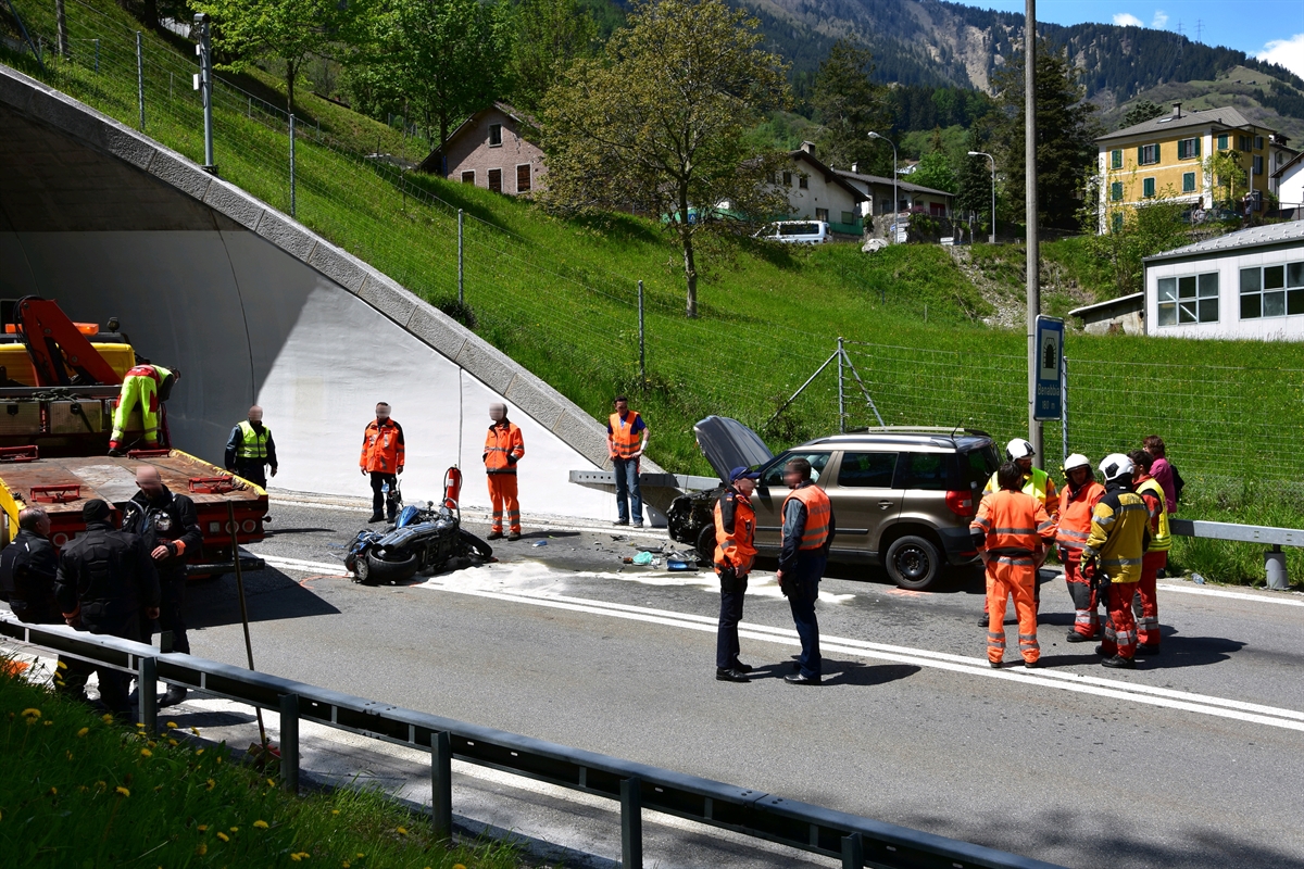 Die beiden total beschädigten Fahrzeuge mit dem Abschlepper vor dem Tunnelportal