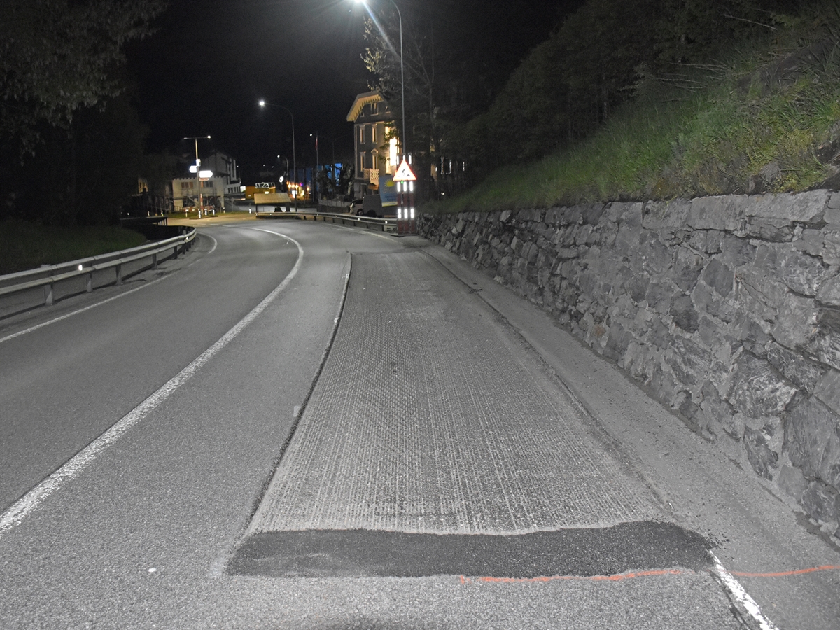 Ausgefräster Fahrbahnbelag auf dem der Rollerfahrer zu Fall kam