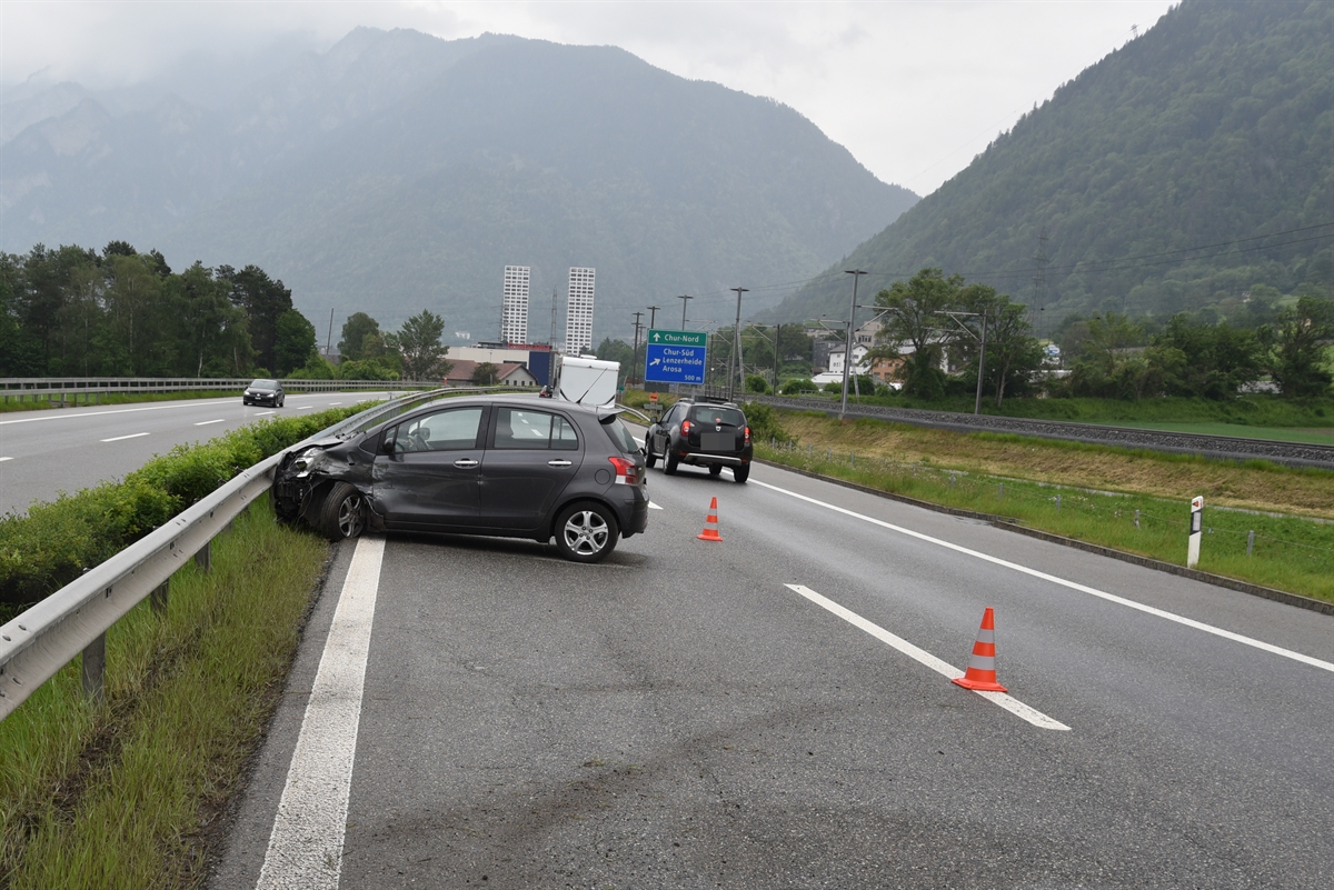 Verunfalltes Auto quer auf der Überholspur