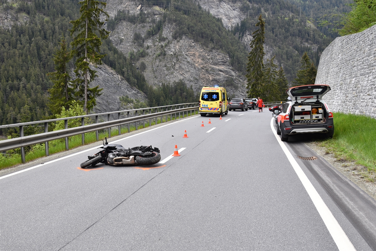 Das Motorrad liegt auf der Strasse. Im Hintergrund eine Ambulanz und ein Mitglied der Regacrew. Rechts am Fahrbahnrand ein Polizeiauto.
