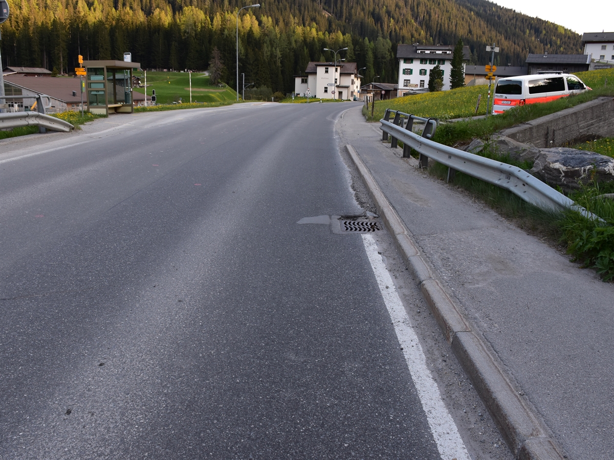 Übersichtsaufnahme der Landwasserstrasse in Richtung Frauenkirch.