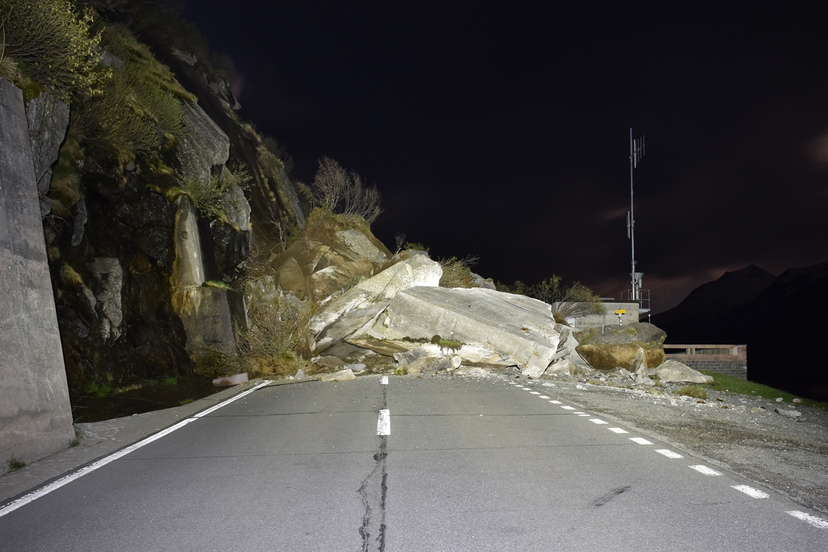 Felsbrocken blockieren die Strasse