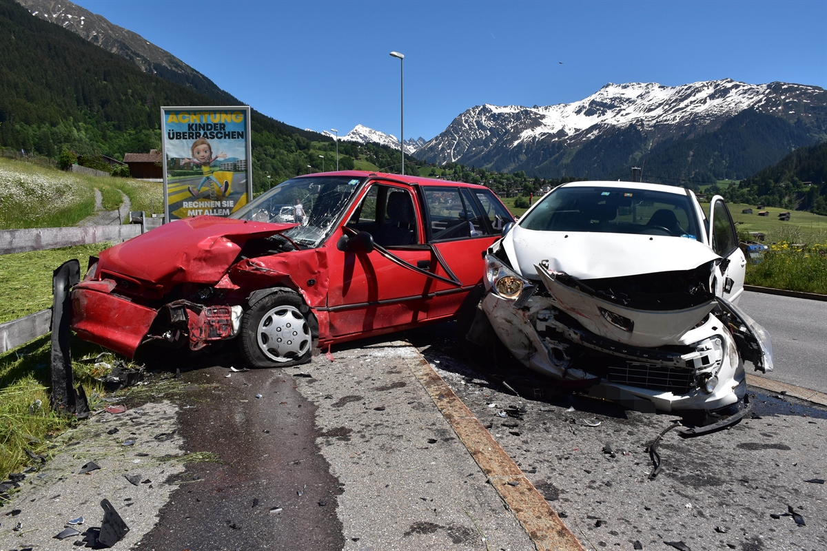 zwei der drei total beschädigten Personenwagen