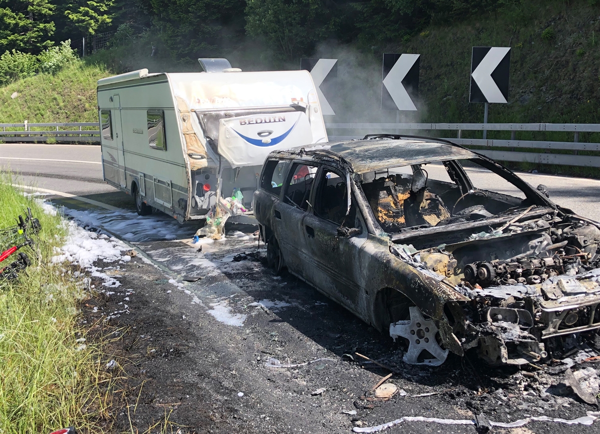 ausgebranntes Auto mit Wohnwagen