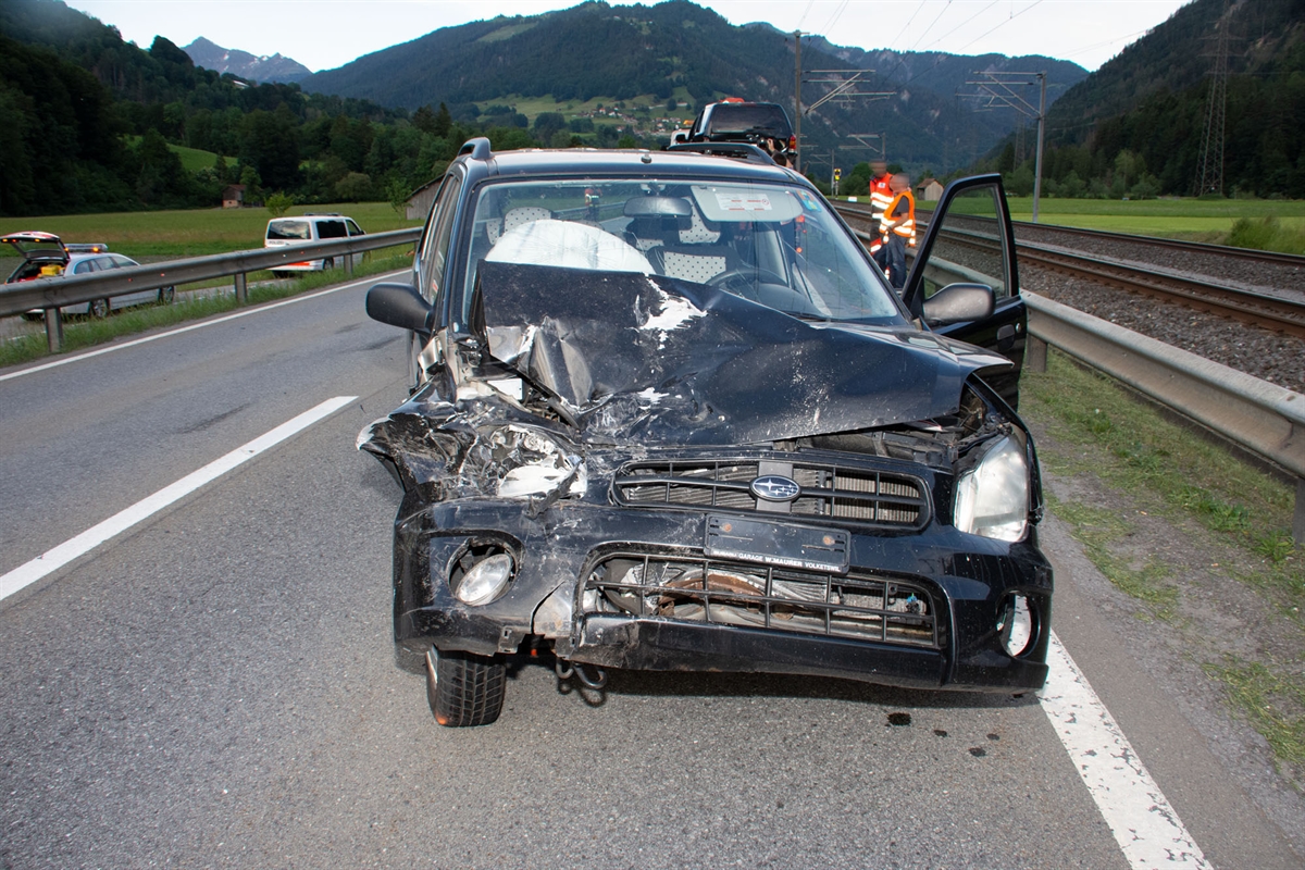 Das auffahrende Auto von vorne. Die Front total beschädigt.