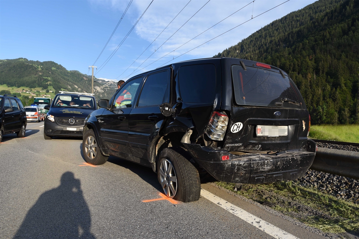 Das vordere Fahrzeug von schräg hinten links. Das Heck stark beschädigt.