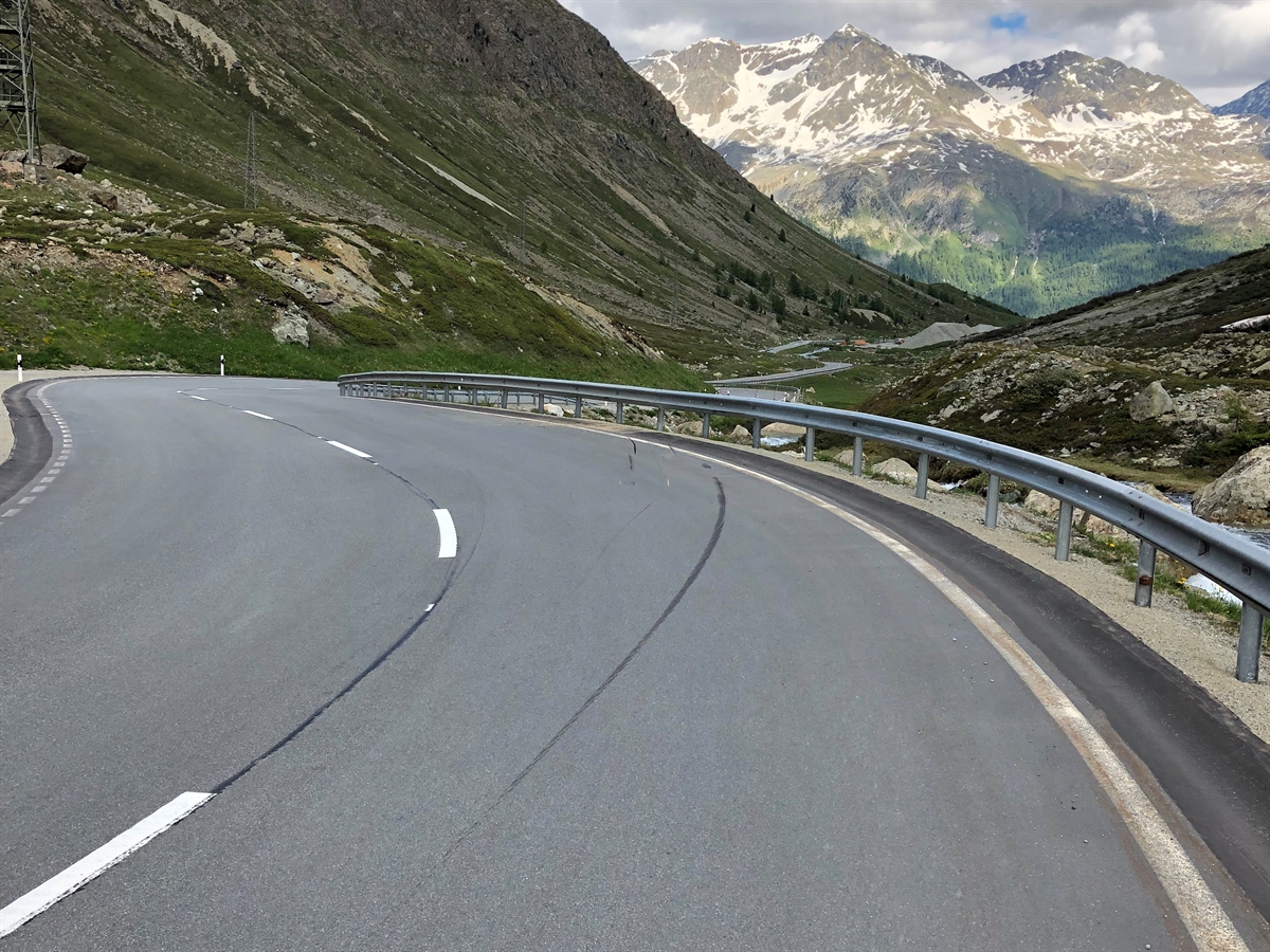 Unfallörtlichkeit in der Linkskurve mit Brems- und Schleuderspuren des Motorrades