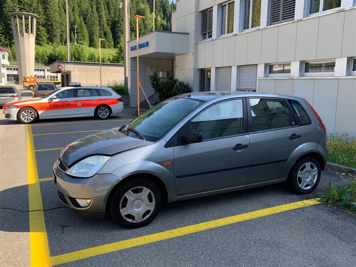 Das entwendete Auto auf einem Parkplatz vor dem Polizeistützpunkt San Bernardino. Im Hintergrund ein Patrouillenwagen.