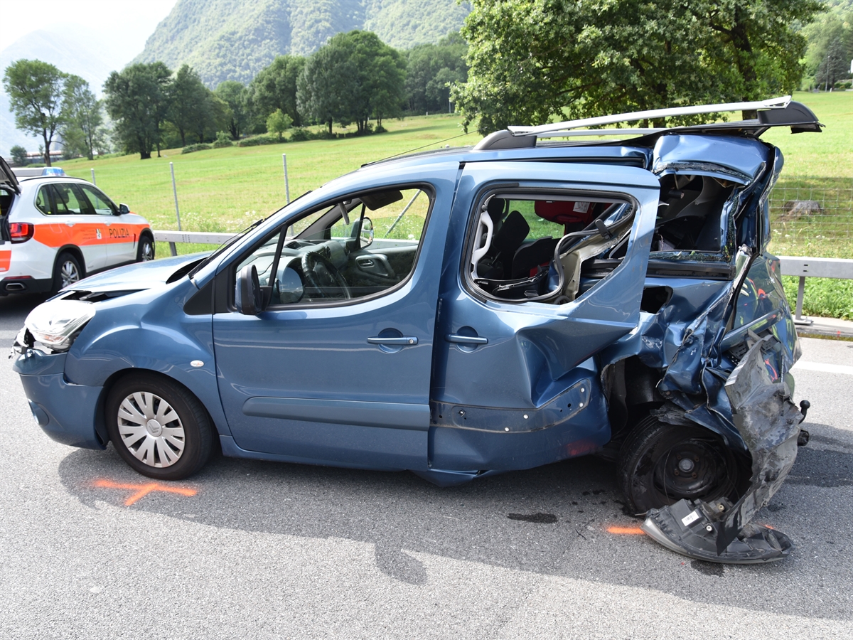 Das am total beschädigte Auto der 44-Jährigen. Das Heck wurde bis auf die Rücksitzbahn eingedrückt.