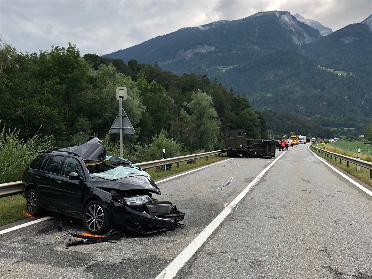 Im Vordergrund das total zerstörte Auto des 36-Jährigen. Im Hintergrund das Militärfahrzeug.