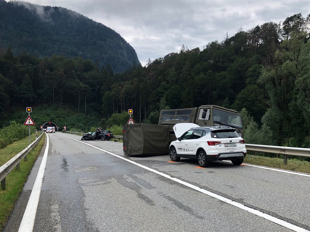 Im Vordergrund das dritte Fahrzeug, dahinter das Militärfahrzeug mit gekipptem Anhänger und ganz hinten das Auto des 36-Jährigen.
