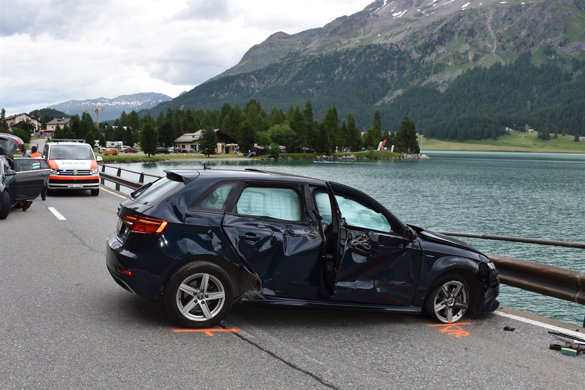 Unmittelbar an der beschädigten Leitplanke (diese trennt die Strasse vom Silvaplanersee) das total beschädigte Auto.