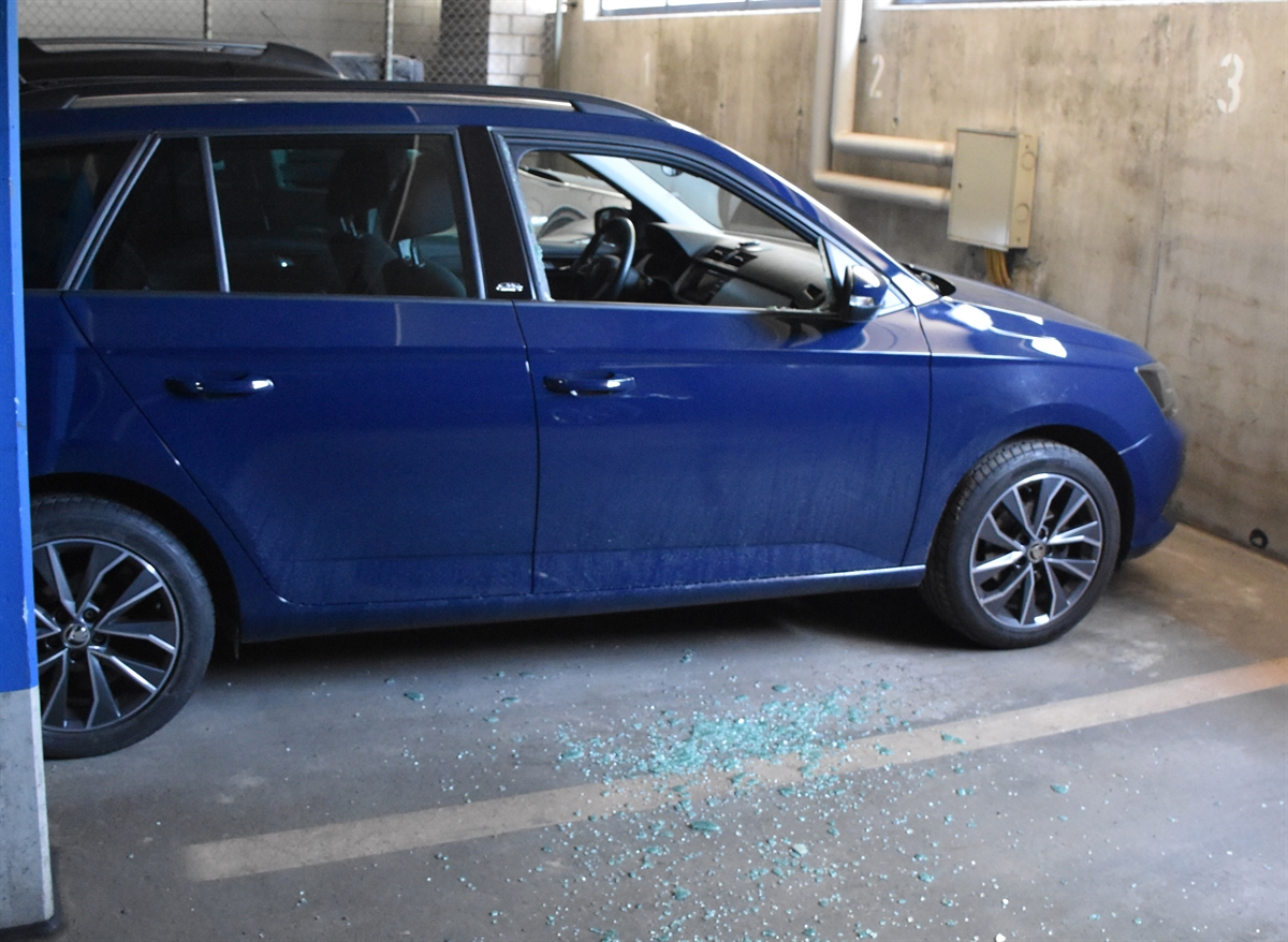 Scherben am Boden neben dem Fahrzeug
