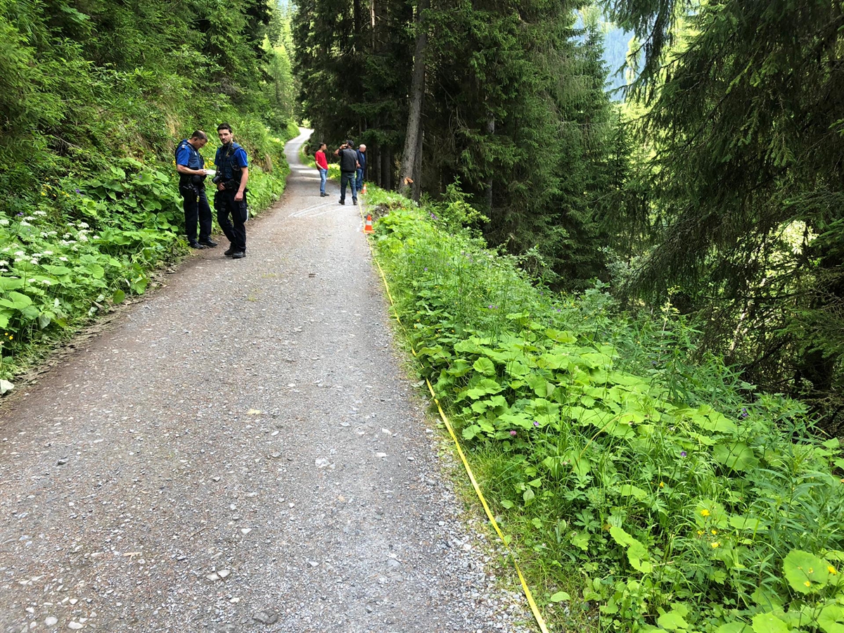 Die Unfallstelle mit dem schmalen Weg in Richtung Silberberg.