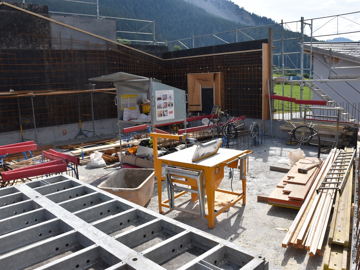 Baustelle mit Tischkreissäge auf der Betonplatte.