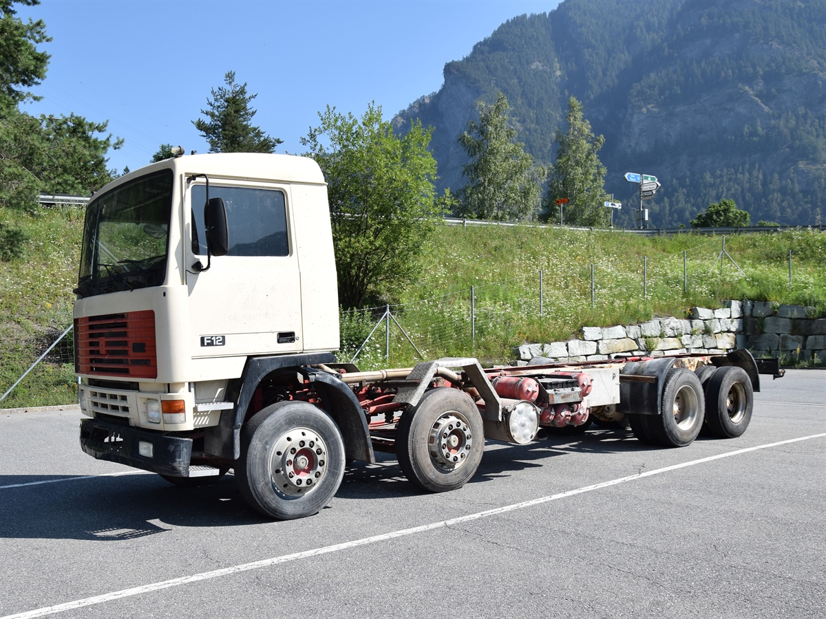 Die Fotoaufnahme zeigt den Lastwagen in desolatem Zustand auf dem Kontrollplatz des Schwerverkehrskontrollzentrums Unterrealta.