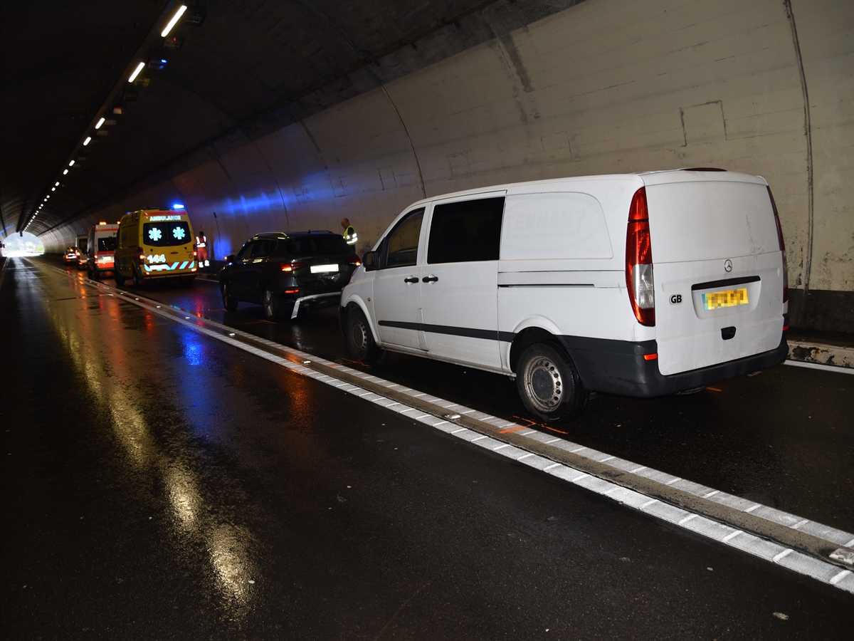 Unfallsituation des englischen Lieferwagens und des spanischen Autos. Im Hintergrund die Ambulanz und zwei Patrouillenfahrzeuge der Kantonspolizei Graubünden sowie der Lieferwagen des Schweizers