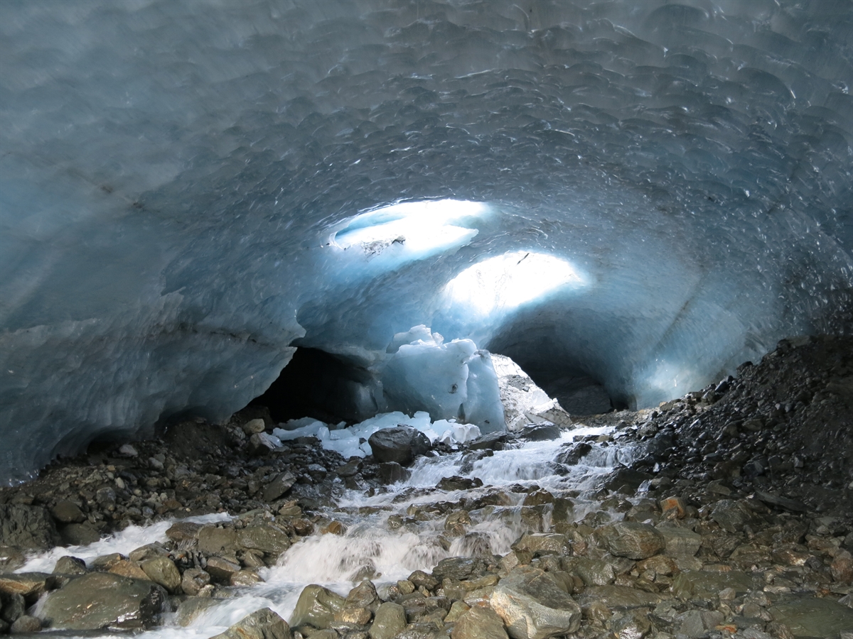 Innenaufnahme des Fundortes in der Eisgrotte.