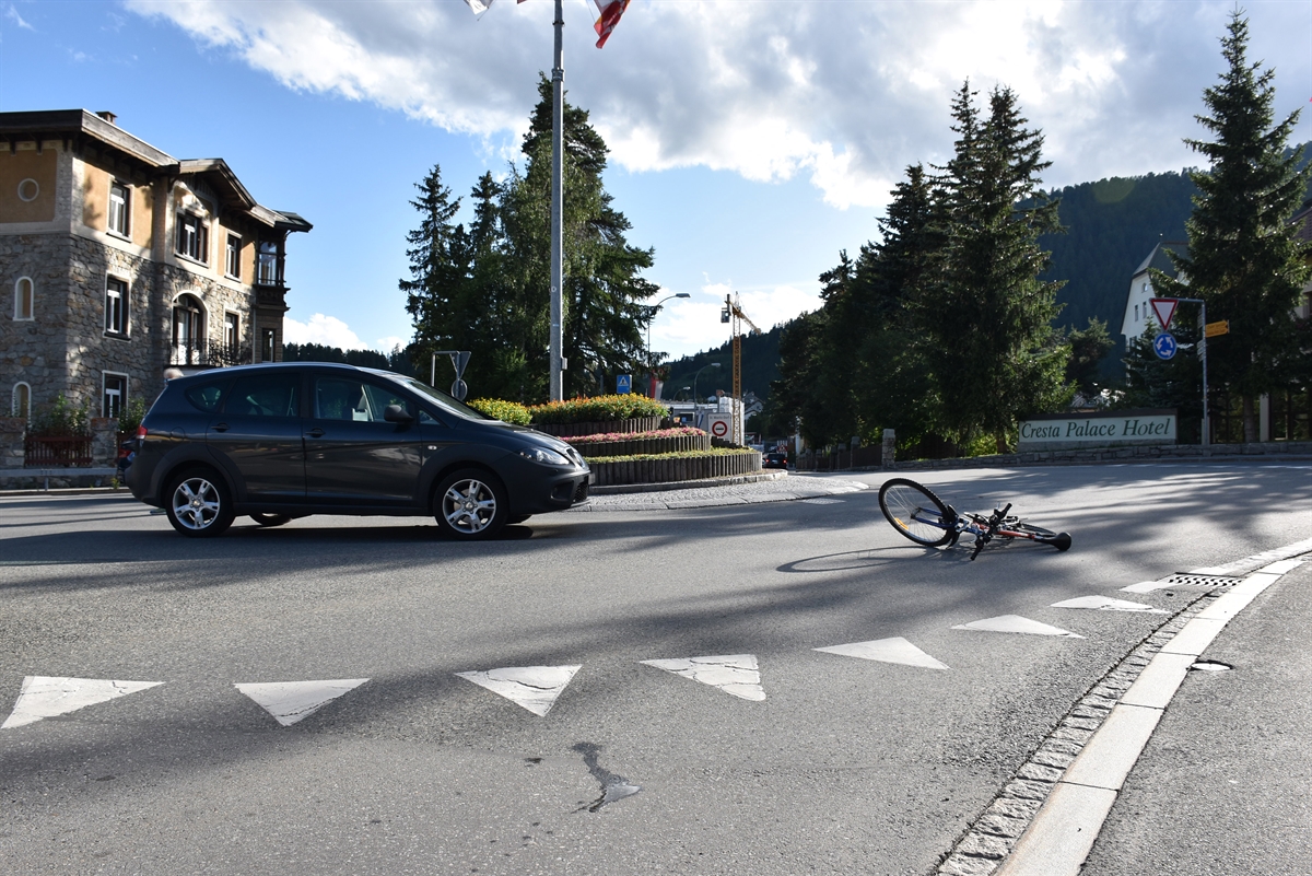 Personenwagen und Velo in Endlage im Kreisel