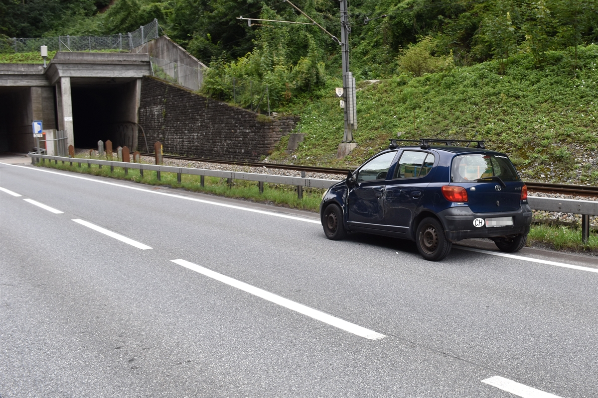 Das Auto des 73-Jährigen mit stark beschädigter linker Fahrzeugseite. Links im Hintergrund der Chlustunnel.