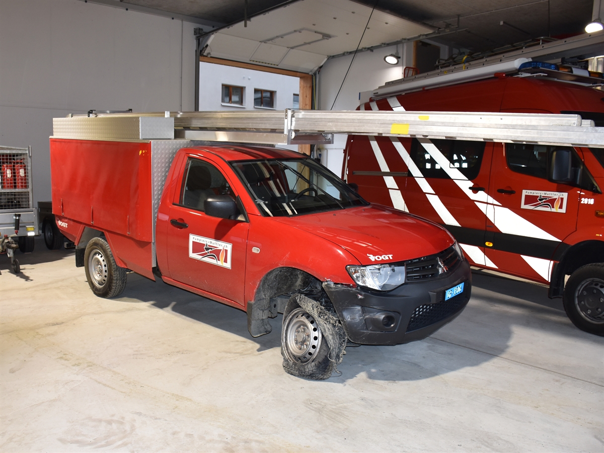 Das am rechten Vorderrad total beschädigte Einsatzfahrzeug der Feuerwehr Muttler in Ramosch.