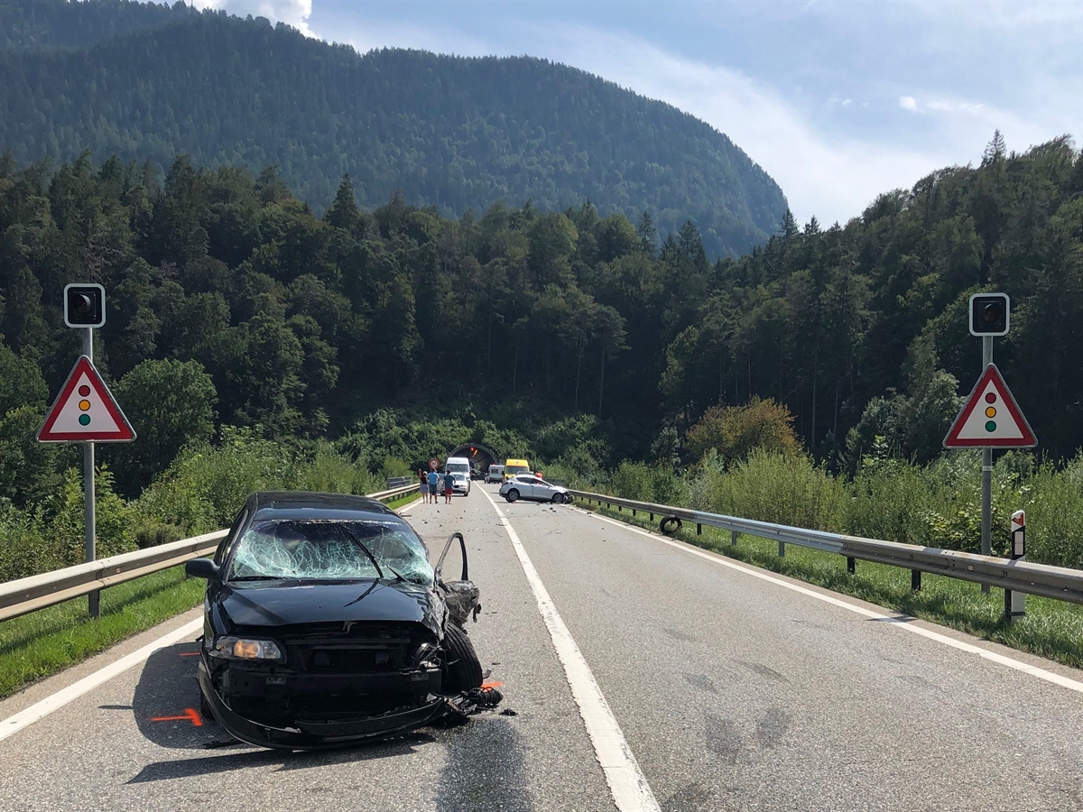 Aufnahme in Richtung Plazzastunnel. Das total beschädigte Auto des 42-Jährigen links der Sicherheitslinie. Rechts der Sicherheitslinie auf Distanz das Auto des 27-Jährigen quer auf der Strasse.