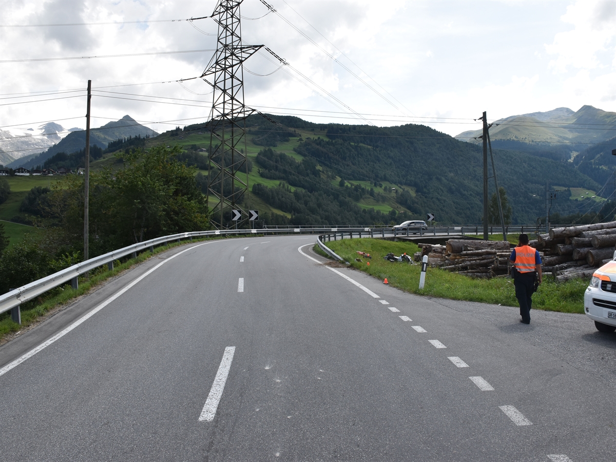 Die Unfallstelle mit dem Strassenverlauf der Oberalpstrasse H19. Motorrad liegt neben der Wiese.