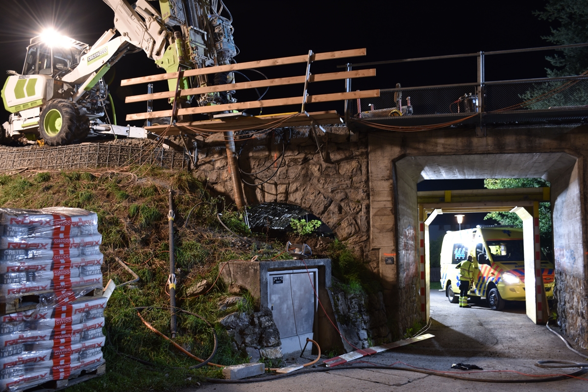 Bahnbrücke mit Ambulanz