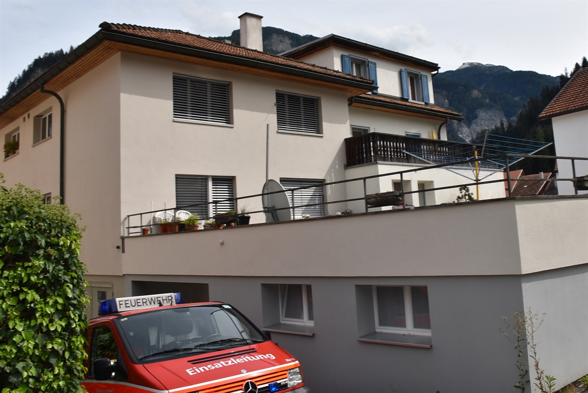 Tanklöschfahrzeug vor dem betroffenen Haus