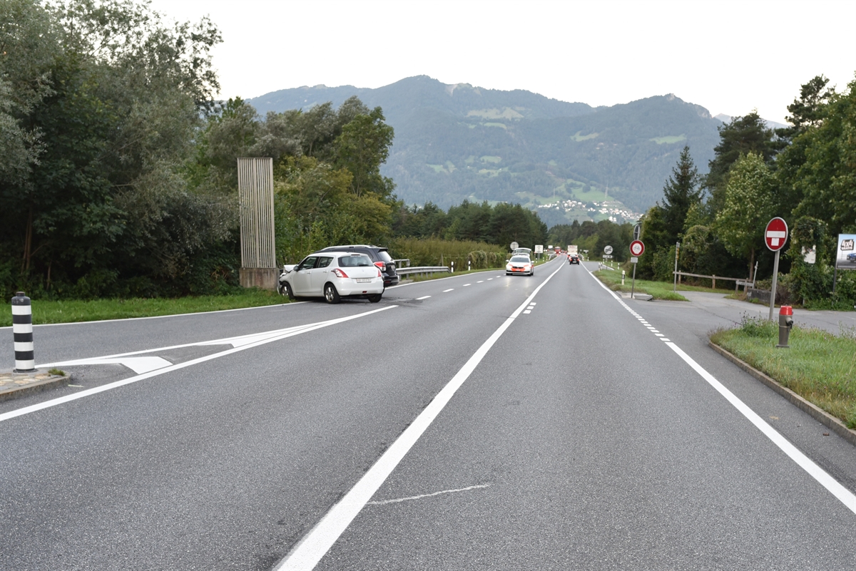 Die A28, am linken Fahrbahnrand die beiden kollidierten Autos. Im Hintergrund ein Polizeiauto.