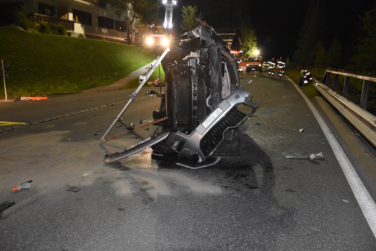Aufnahme aus der Gegenrichtung. Das Auto ist frontal stark beschädigt.