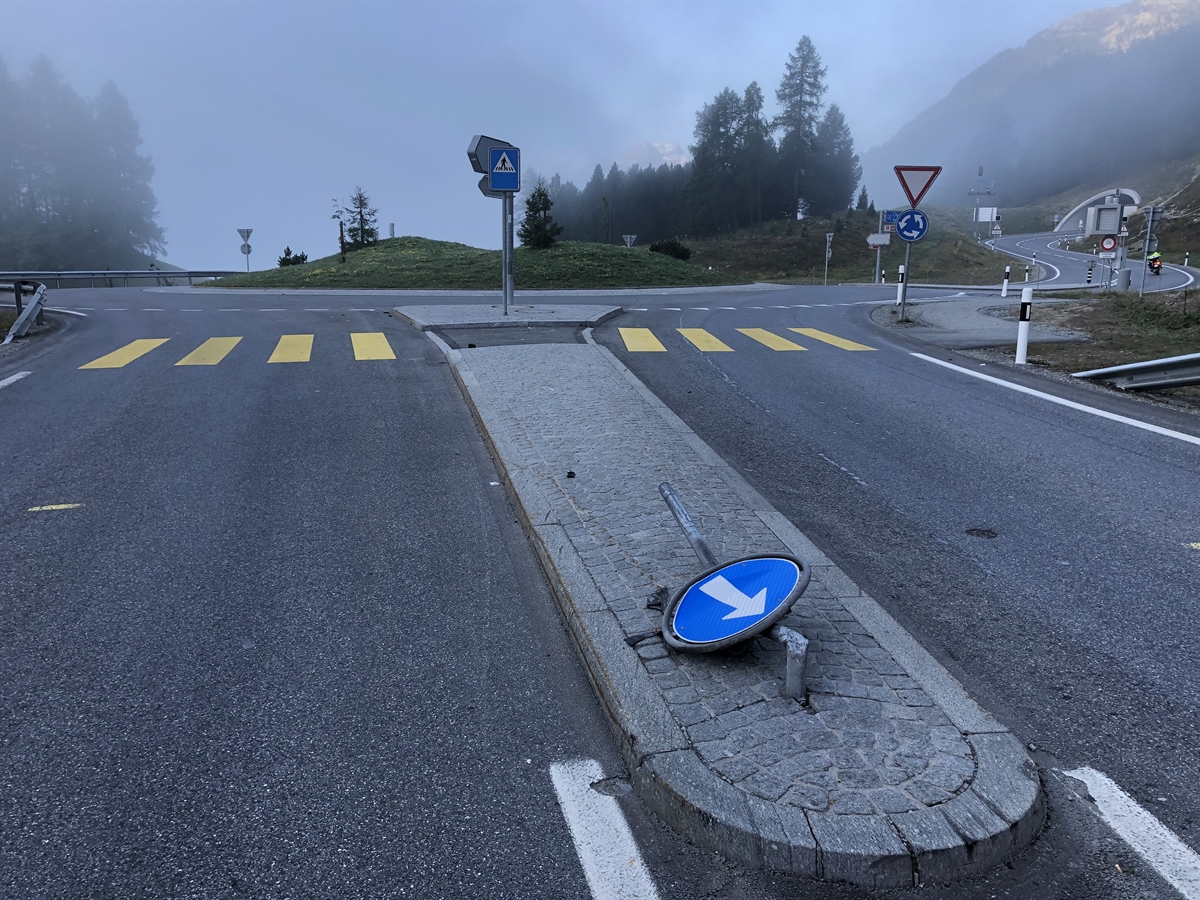 Die Fussgängerschutzinsel, rechts die Zufahrt zum Umfahrungstunnel. Auf der Insel die am Boden liegende umgefahrene Signalisation.