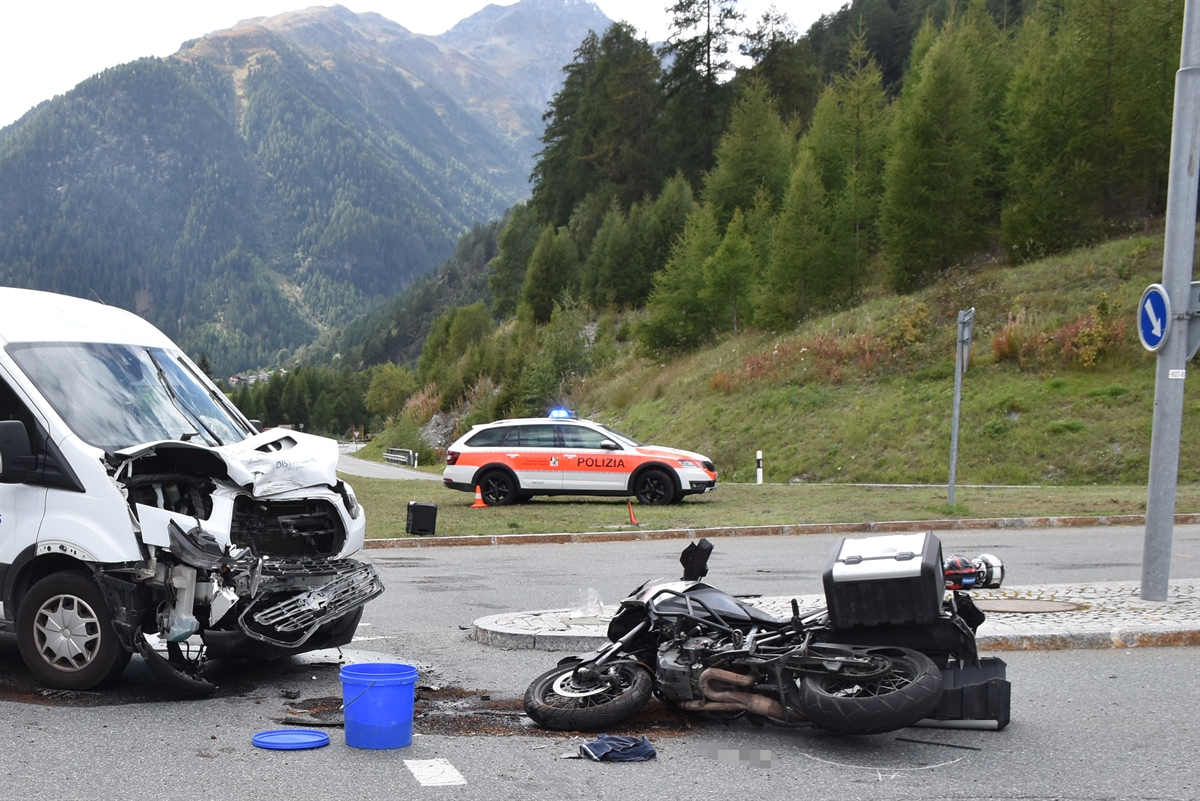 Total beschädigte Fahrzeuge bei der Abzweigung Sagliains